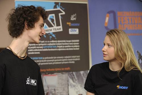 Adam Ondra a Lucka Hrozov v rozhovoru po tiskov konferenci