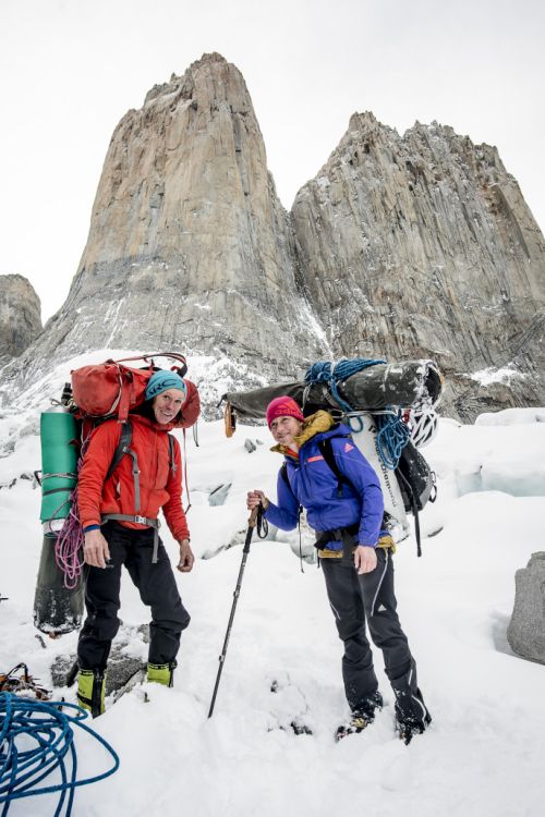 Ines Papert a Mayan Smith-Gobat sestupuj pot, co vylezly cestu Riders on the storm v Torres del Paine