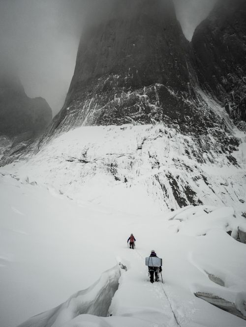 Ines Papert a Mayan Smith-Gobat jdou k nstupu cesty Riders on the storm v Torres del Paine