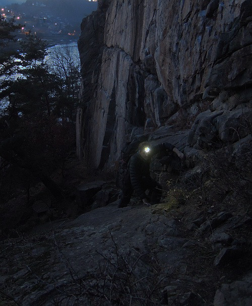 Scrambling s elovkou na cest ze skal na Roviti