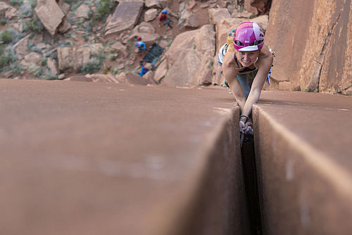 Brette Harrington leze irokou sprou v Indian Creek. Foto:Drew Smith