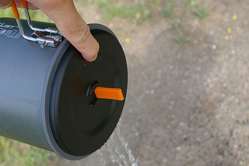 Sl�v�n� hork� vody z t�stovin.