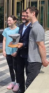 Ma Smetanov, Jan Bloudek a Adam Ondra pzuj fotografm na tiskov konferenci ped svkem v Praze 2025